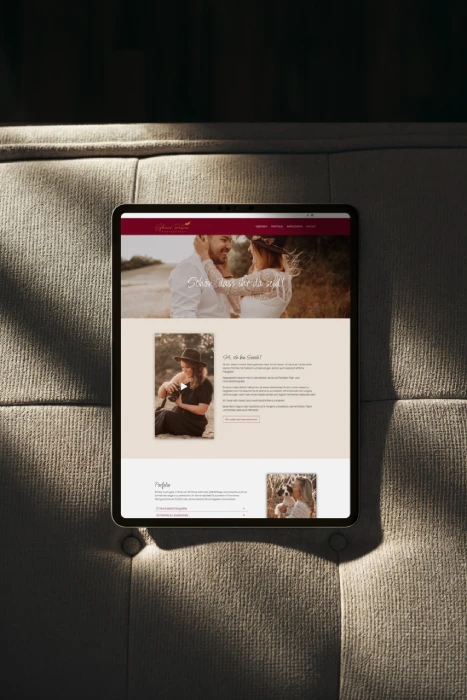 Redesign-Website-WordPress Leonie Rieder, eine junge Frau mit dunkelblonden Haaren, sitzt auf dem Boden und schaut in ein Laptop. Sie trägt ein weißes Oberteil, einen hellbraunen Blazer und eine schwarze Hose.