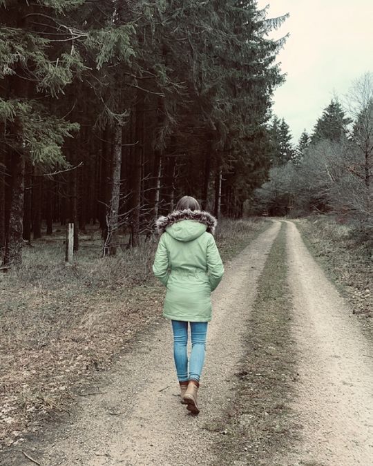 WEBSITEmastery-mit-WordPress-Website-erstellen-WebsiteDschungel Bild der WordPress Expertin Leonie Rieder, die vor einem neutralen Hintergrund steht und einen hellen Blazer mit einem weißen T-Shirt trägt.